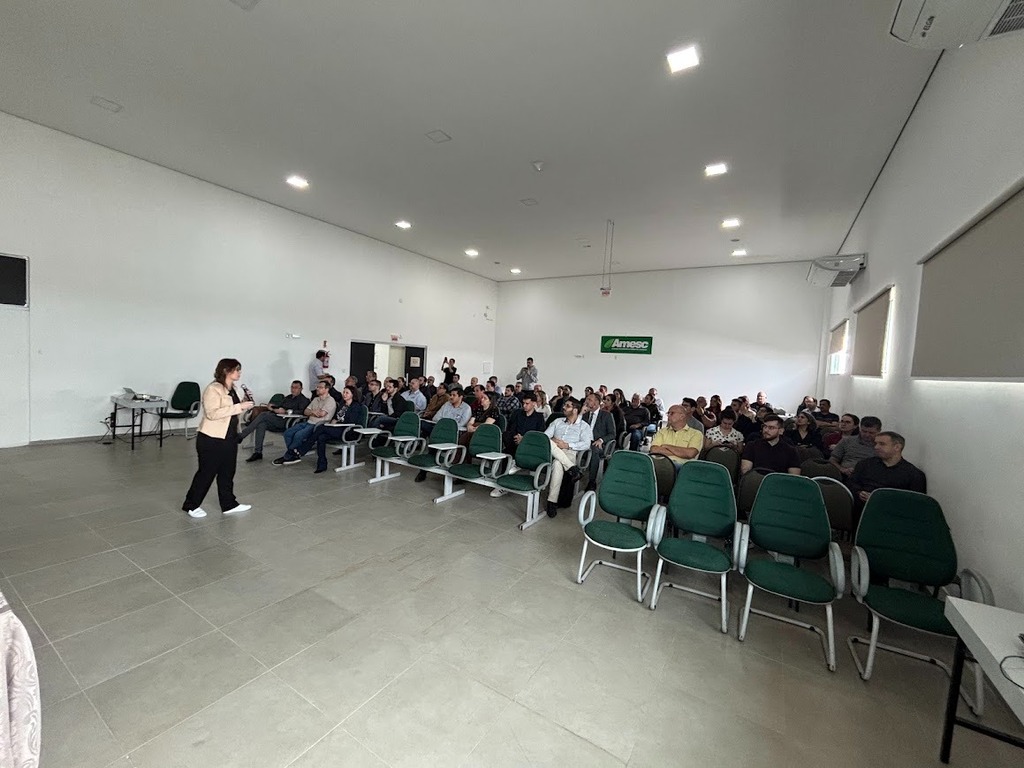 AMESC PROMOVE PALESTRA SOBRE REFORMA TRIBUTÁRIA COM A ESPECIALISTA MICHELE PATRÍCIA RONCALIO