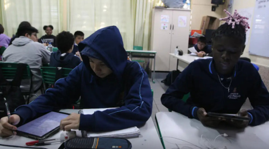 Uso de IA em escolas do Brasil supera média internacional