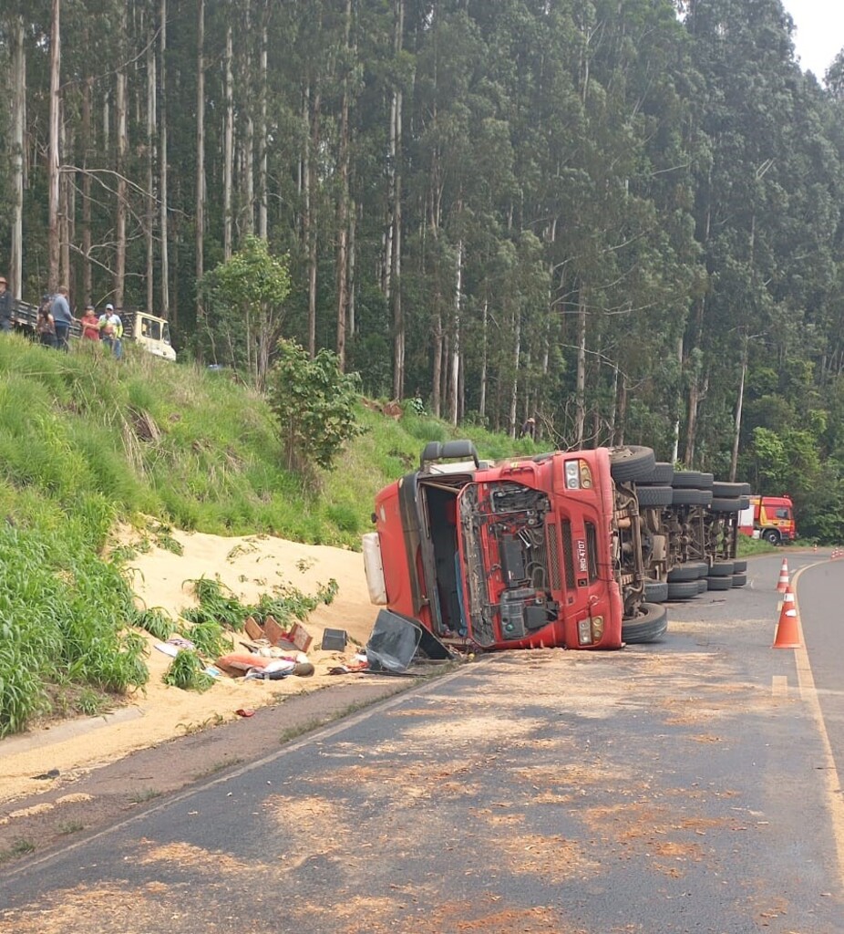 Casal fica ferido após caminhão tombar em Ouro Verde