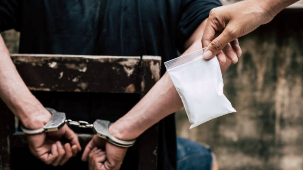Imagem iStock - Jovem é preso com porções de cocaína durante abordagem policial em SC