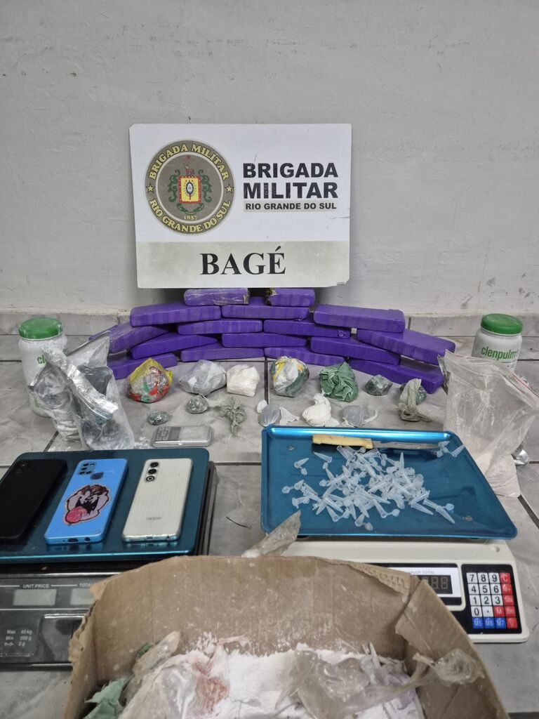 Três são presos com 15 tijolos de maconha