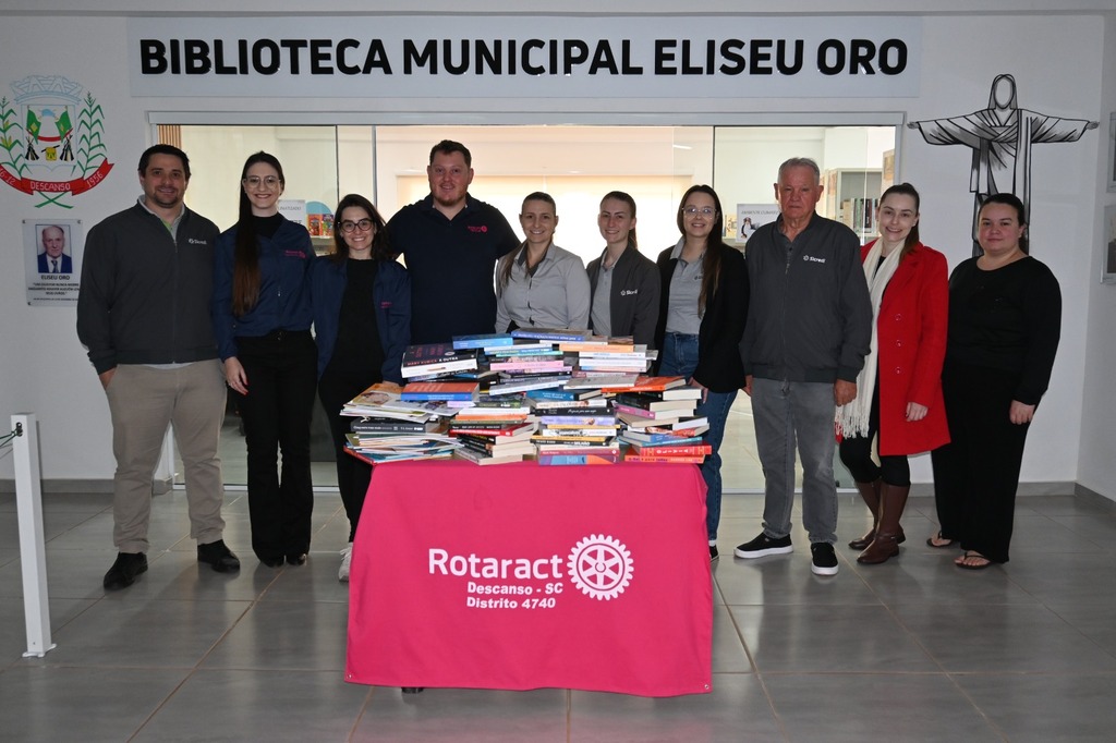 Rotaract doa 117 livros à Biblioteca Municipal com apoio do Fundo Social Sicredi
