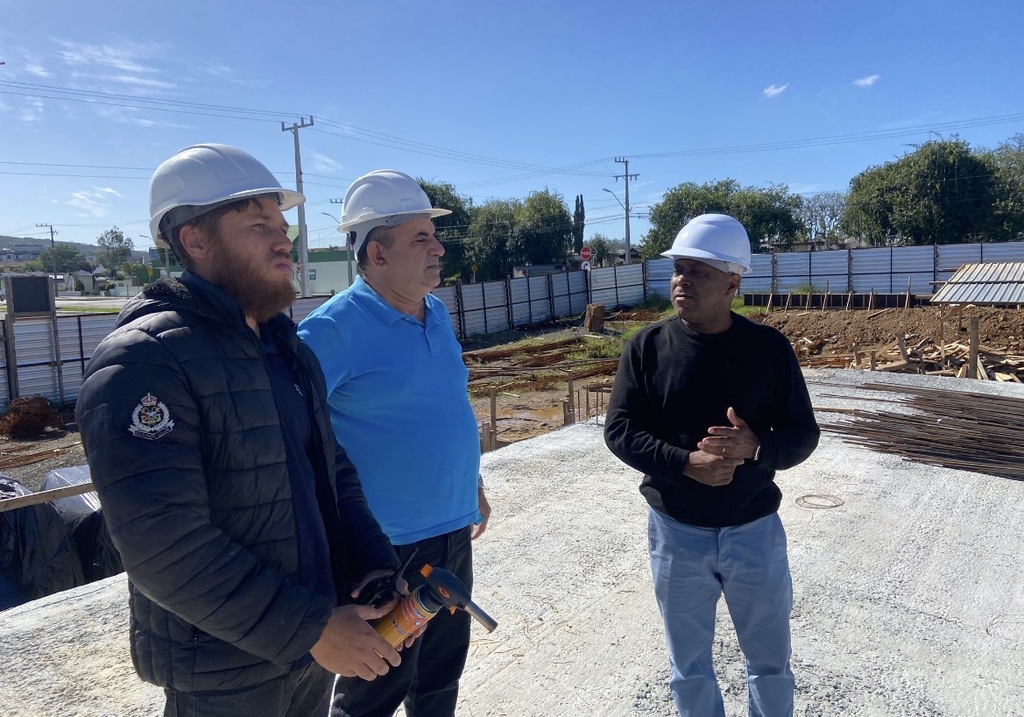 Comissão de Obras da Câmara de Criciúma visita construção da nova sede