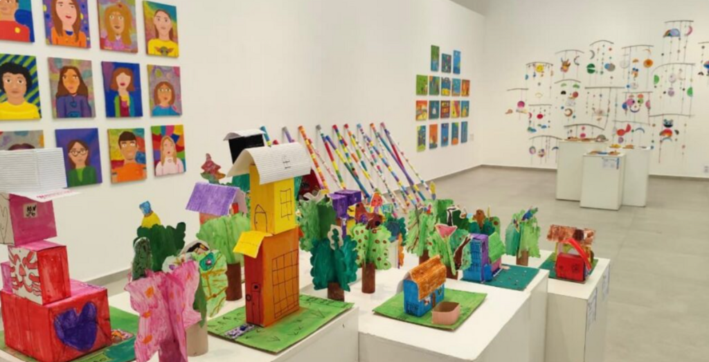 Mostras de arte em Joinville valorizam a expressão e o olhar autoral das crianças