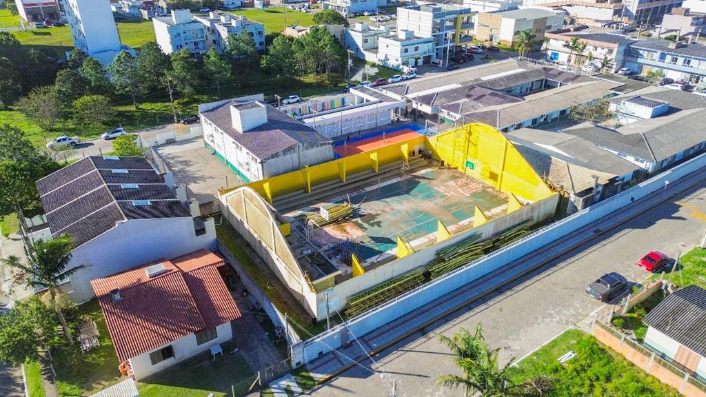 GINÁSIO DA ESCOLA MUNICIPAL MANOEL RODRIGUES DA SILVA PASSA POR REFORMA EM PASSO DE TORRES