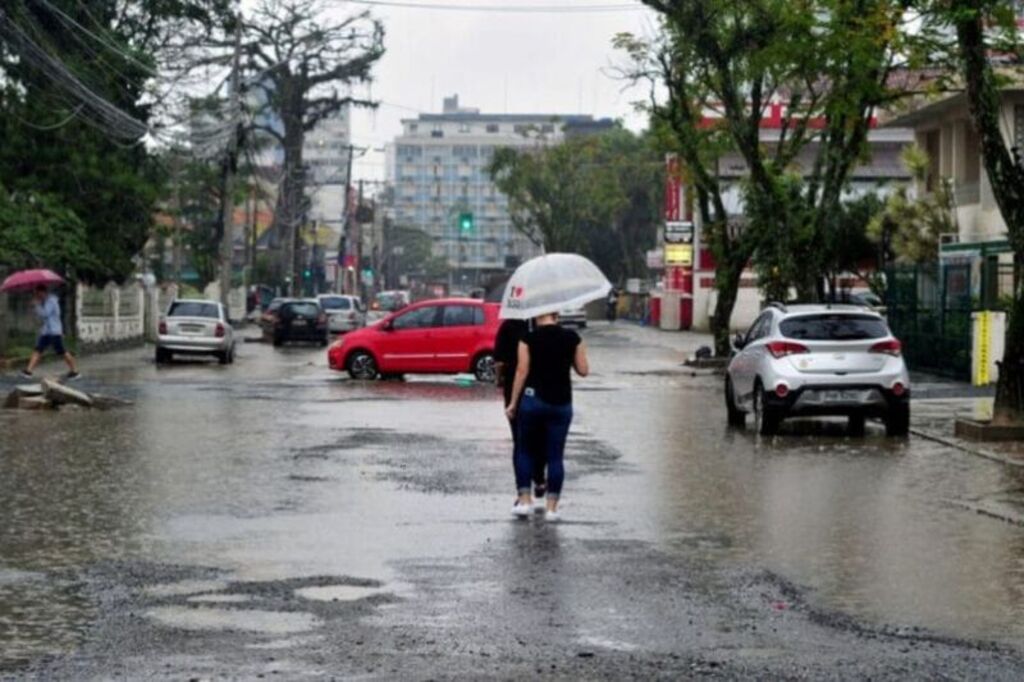 SC recebe alerta amarelo do Inmet para chuva intensa e risco de alagamentos; veja cidades