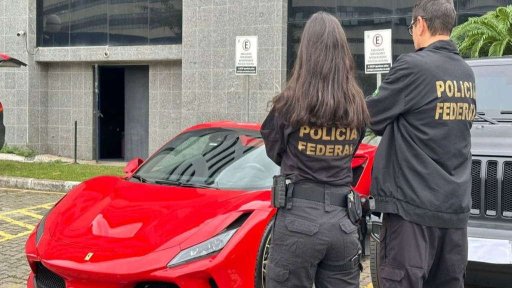PF apreende carros de luxo e dinheiro vivo em operação que investiga fraudes em descontos do INSS