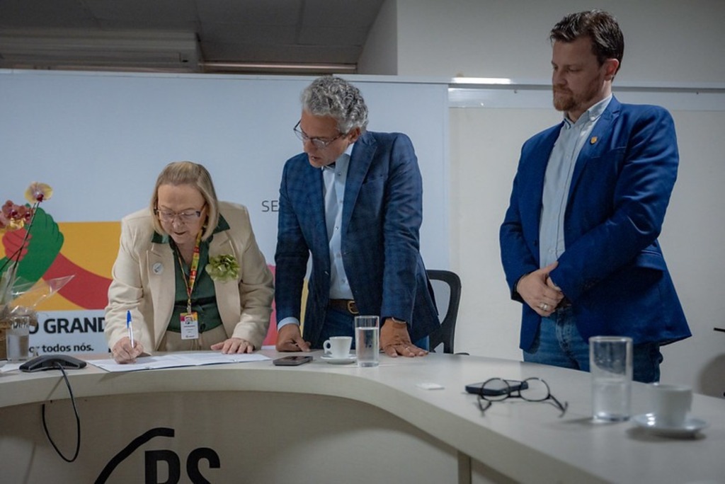 Estado firma contrato com a Apae Uruguaiana para abertura de centro do TEAcolhe