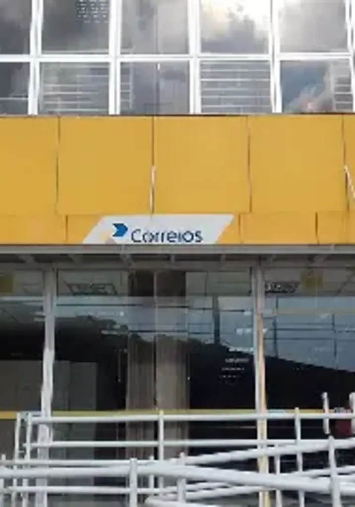 Moradores protestam contra possível fechamento do posto dos Correios na Enseada