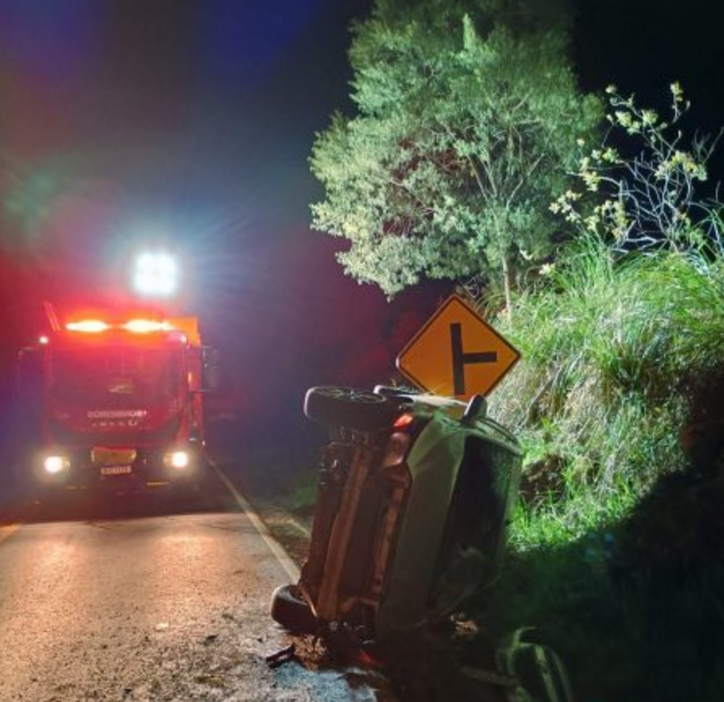 Homem de 64 anos fica ferido após capotar o veículo em Monte Carlo