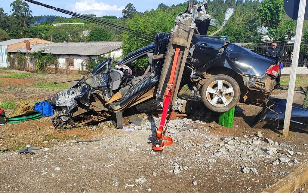 Motorista fica preso nas ferragens após bater carro contra poste em Chapecó
