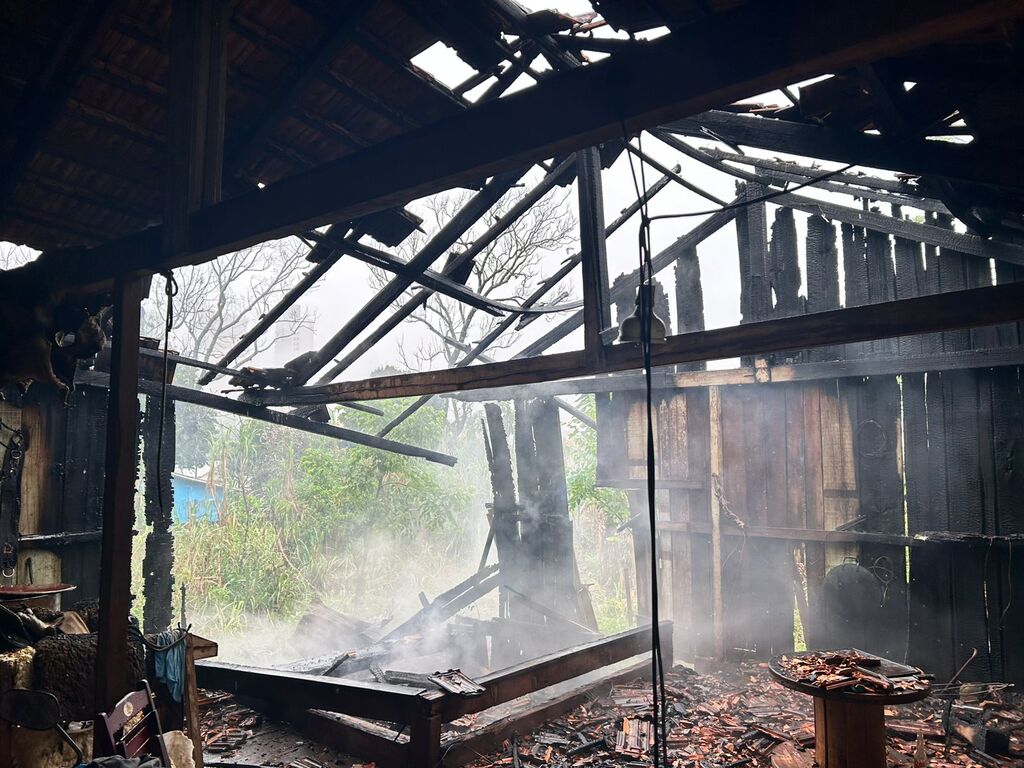Estábulo de madeira fica destruído após incêndio em São Miguel do Oeste