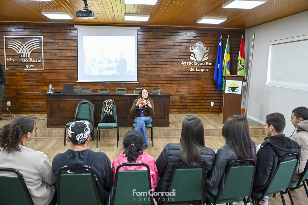 Feira das Profissões do Agronegócio inspira jovens acolhidos a sonhar com o futuro no campo