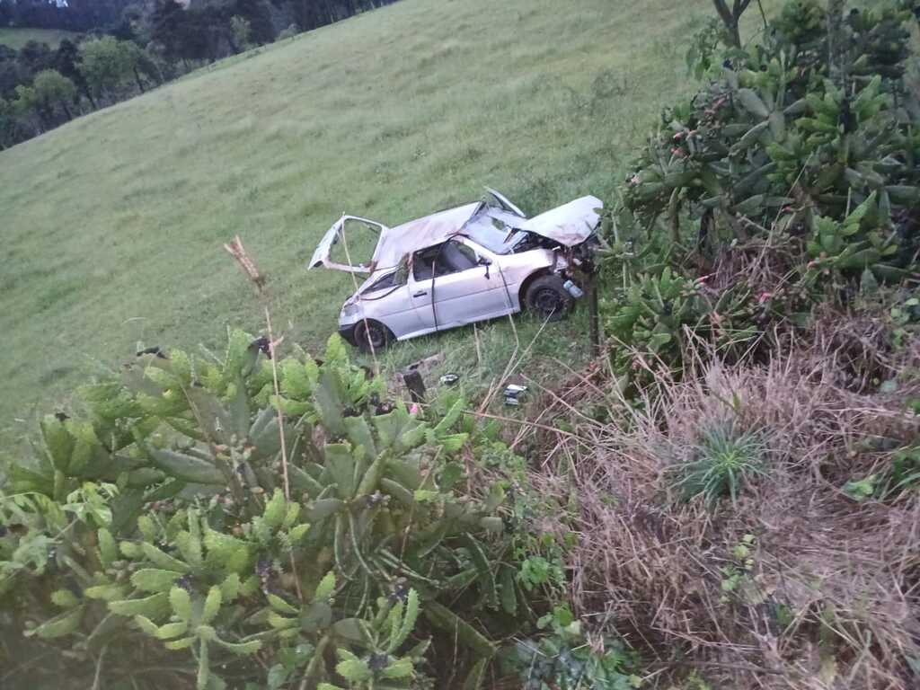 Ocupantes de veículo são atentidos pelos bombeiros após capotamento em Água Doce