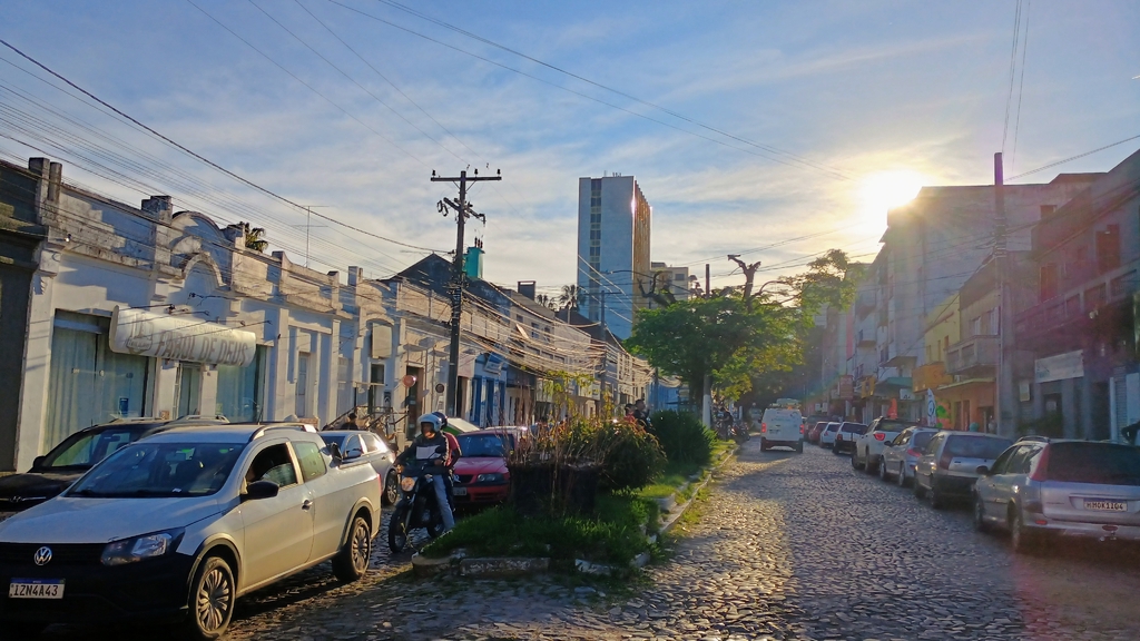 Frente fria pode provocar tempestades e rajadas de vento
