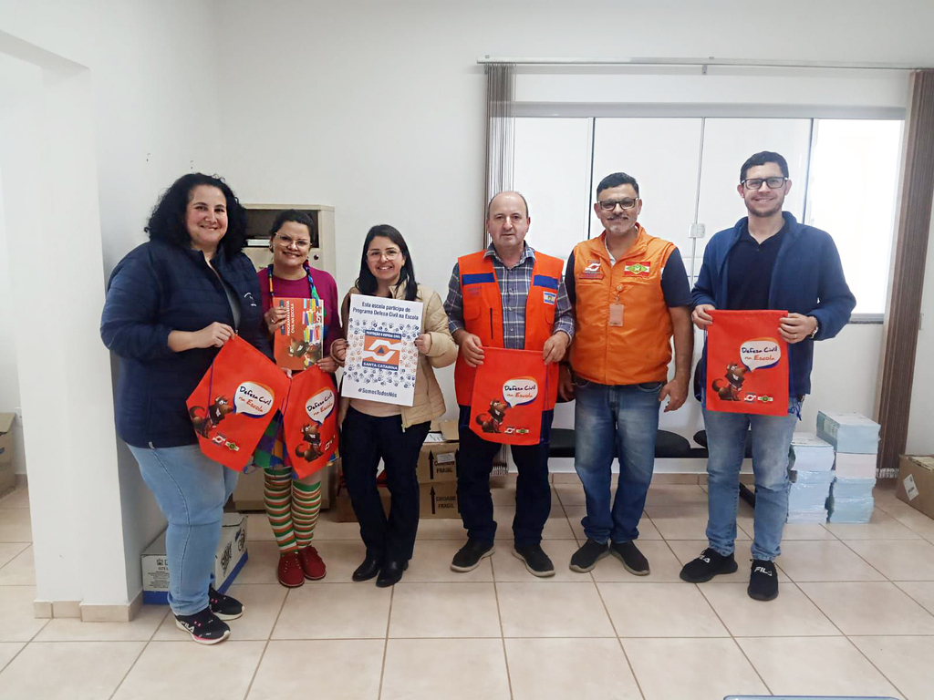 Defesa Civil entrega kits do programa “Defesa Civil na Escola” em Campos Novos