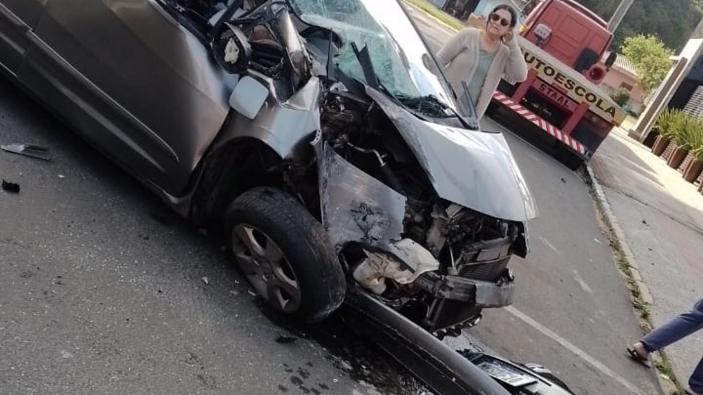 Foto Divulgação - Mulher sofre mal súbito ao volante e colide carro contra poste em Imbituba