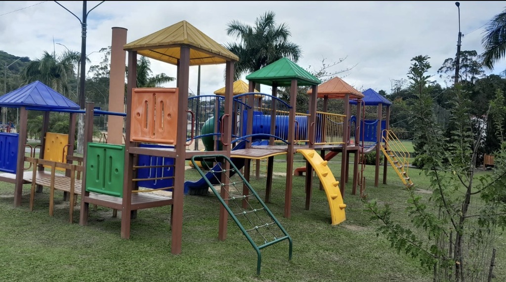 Academias ao ar livre e parquinhos recebem melhorias em Urussanga