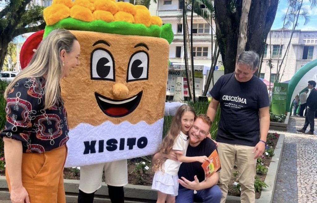 Dia das Crianças: programação especial em Criciúma levou diversão e integração à Praça Nereu Ramos, neste sábado