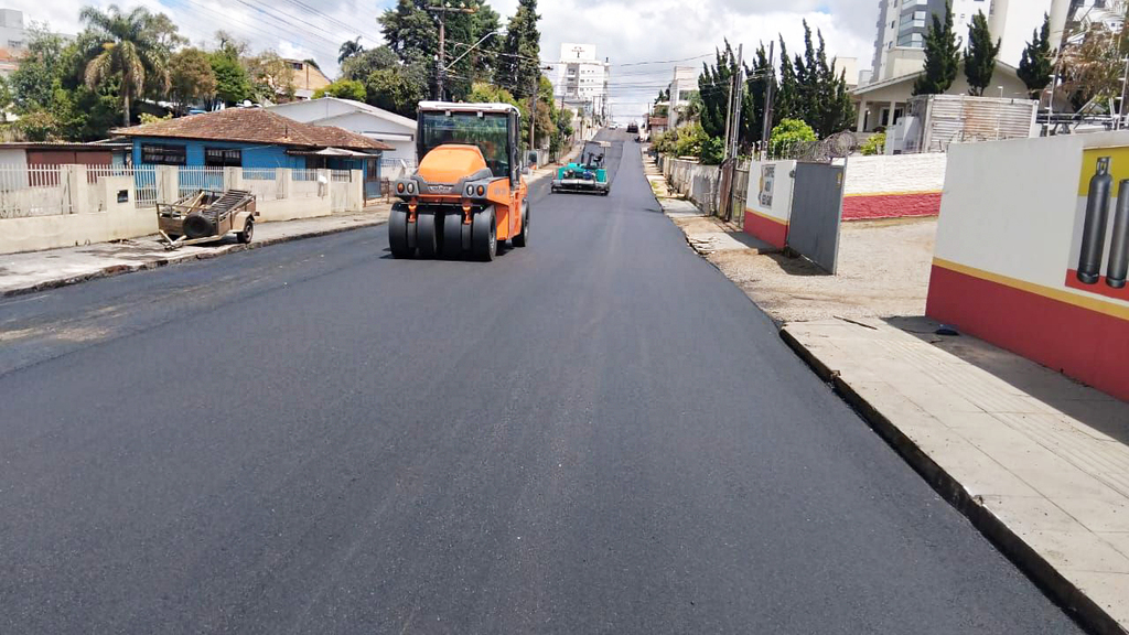 Rua 15 de Novembro está recebendo recapeamento asfáltico em Campos Novos