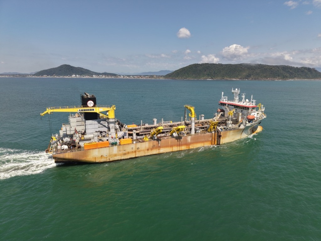 Dragagem histórica na Baía Babitonga aumenta profundidade do canal e facilita navegação