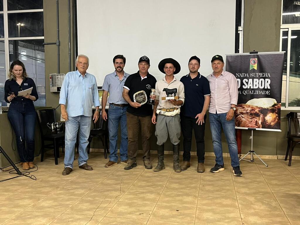 Animais das raças Angus e Ultrablack são premiados na categoria de buçal na Exposição Nacional, em Chapecó (SC)