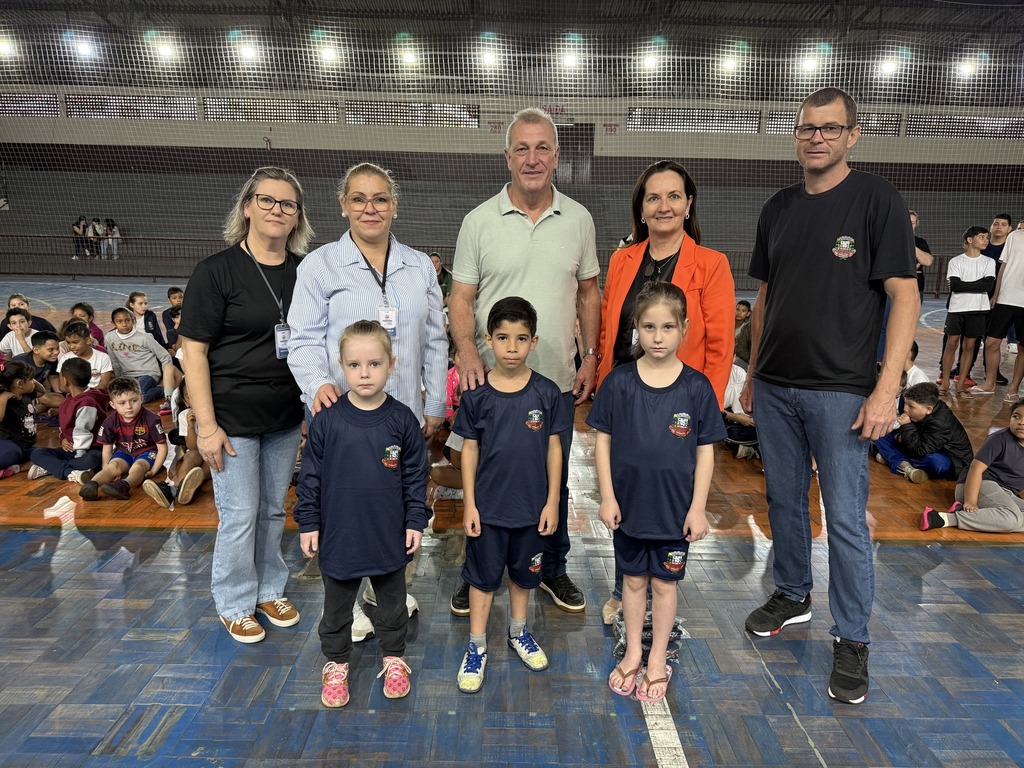 Prefeitura de Itapiranga entrega uniformes escolares a 2.280 alunos da rede municipal