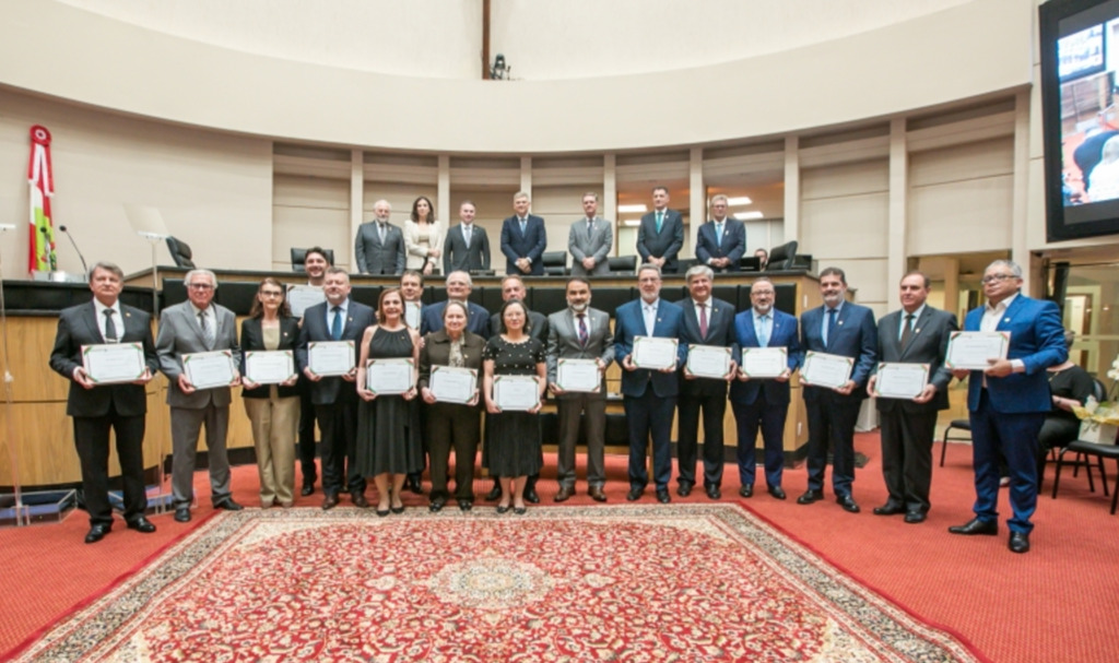 Alesc homenageia médicos e entidades médicas de Santa Catarina