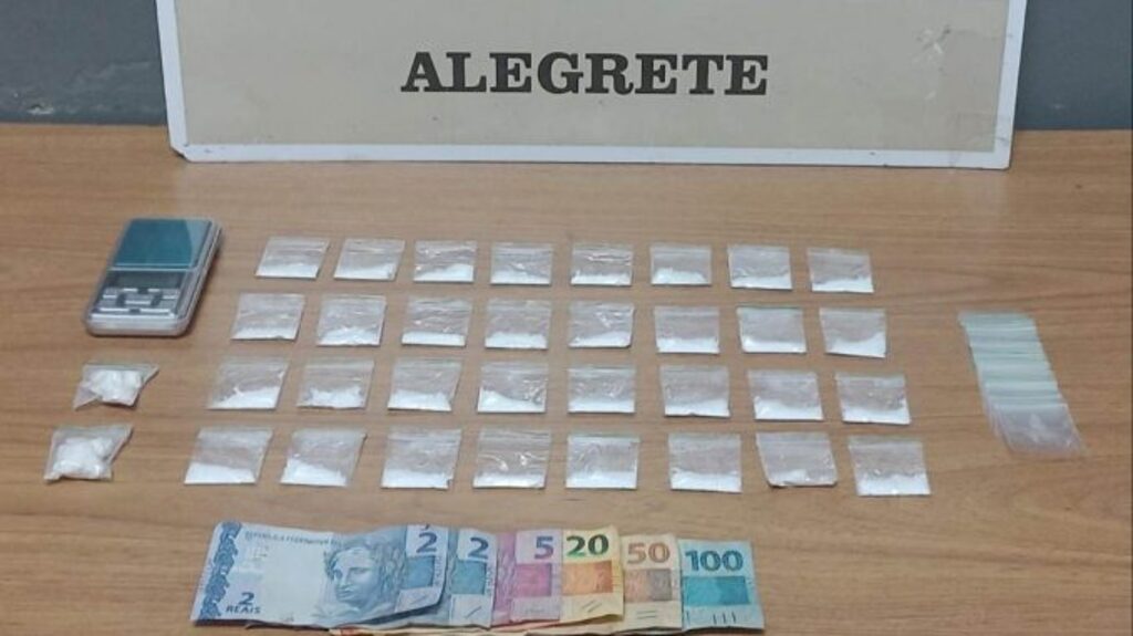Cocaína escondida em pote de chicletes leva homem à prisão