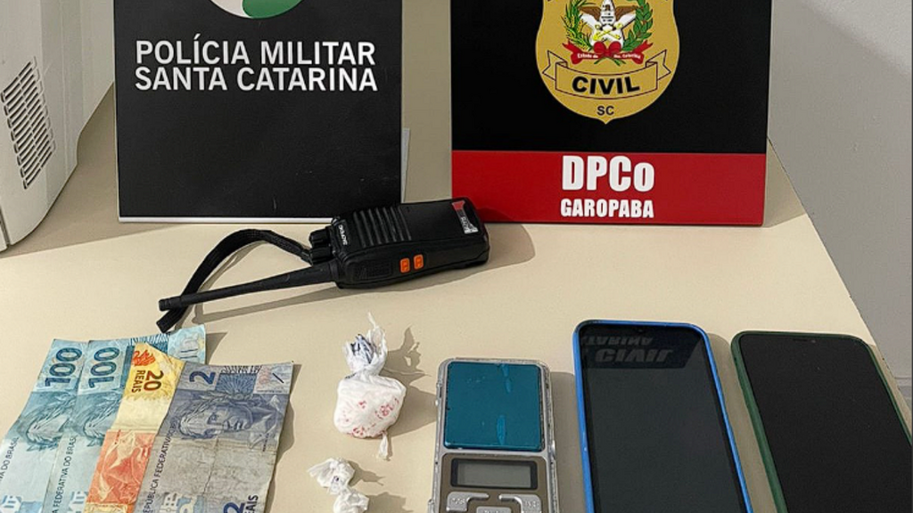 Foto: PM Garopaba - Polícias Militar e Civil cumprem mandados e apreendem drogas, dinheiro e equipamentos em Garopaba