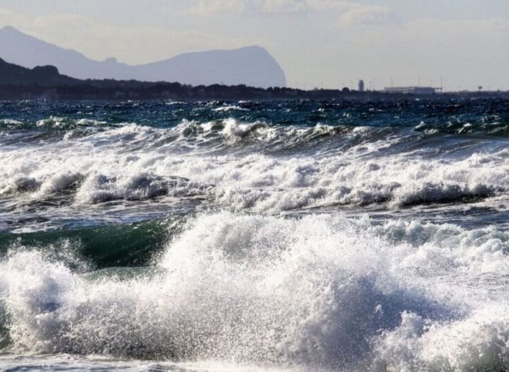Ventos de 80 km/h e ondas de até 3 metros devem atingir o Litoral de SC