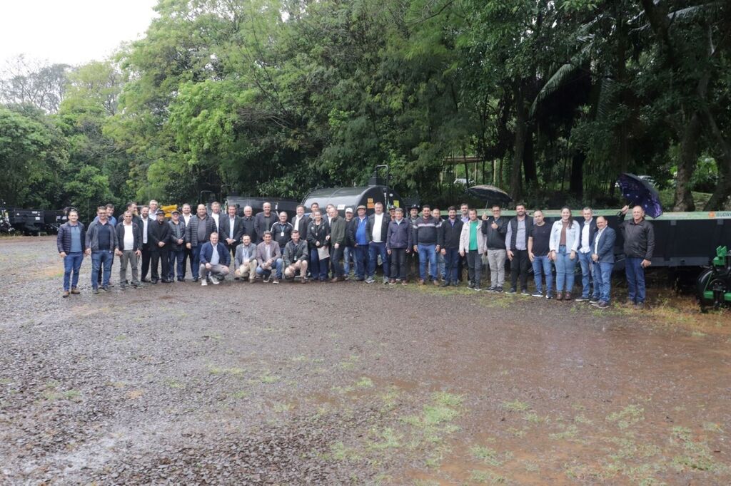 Entregues mais 60 equipamentos agrícolas para 31 municípios