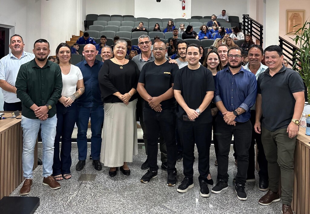 Câmara Municipal homenageia Escola Santa Catarina pelo projeto Eleições Estudantis 2025