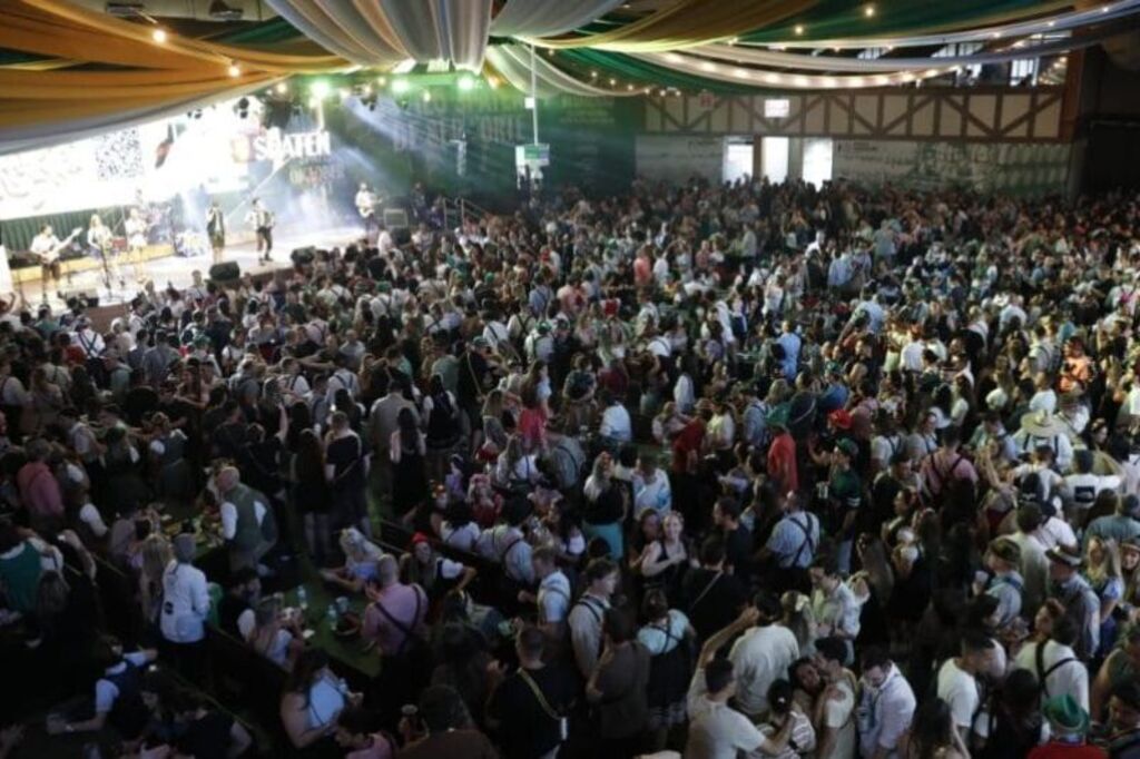 Oktoberfest Blumenau tem recorde histórico de público com mais de 80 mil pessoas em um dia