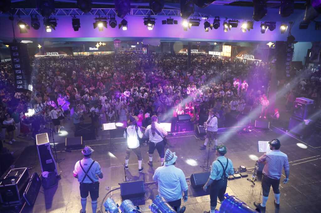 Oktoberfest Blumenau tem recorde histórico de público com mais de 80 mil pessoas em um dia
