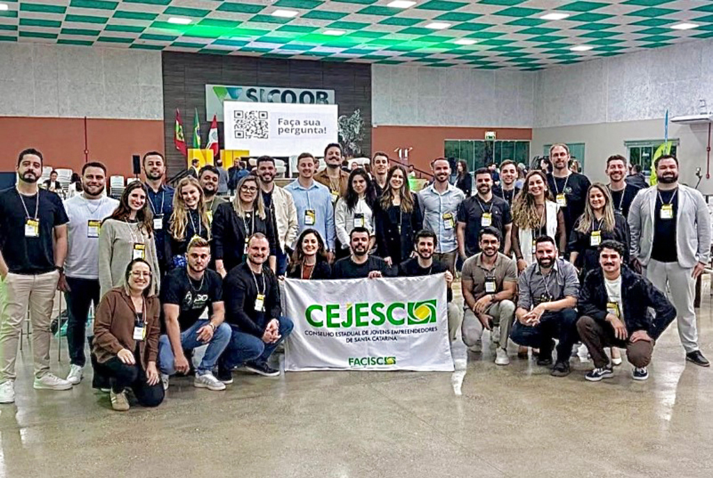Liderança jovem em destaque: Núcleo de Jovens Empreendedores da ACIRP marca presença na 205ª AGO em Xanxerê (SC)