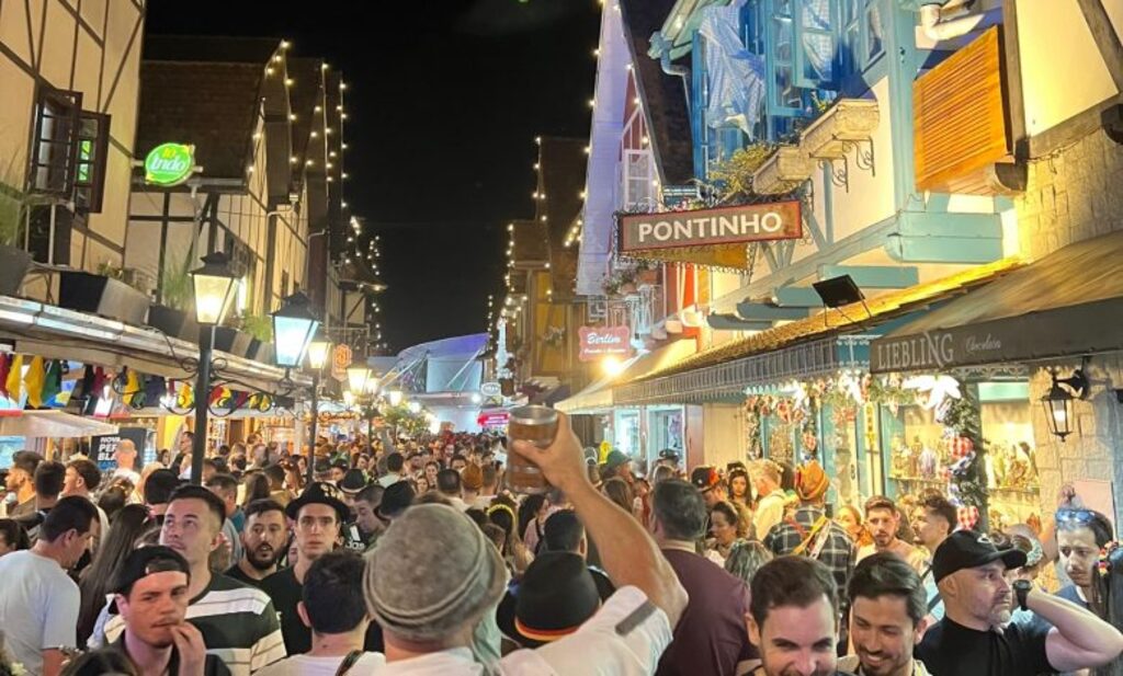 Oktoberfest Blumenau bate recorde histórico com mais de 80 mil visitantes em um único dia
