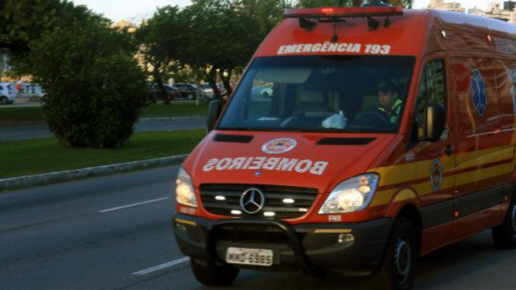 Homem sofre queda de caminhão enquanto trabalhava em Imbituba
