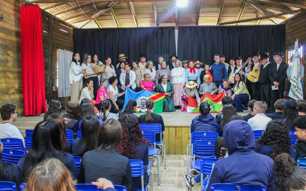 GRUPO FOLCLÓRICO DA ILHA GRACIOSA, AÇORES, REALIZA INTERCÂMBIO CULTURAL EM PASSO DE TORRES