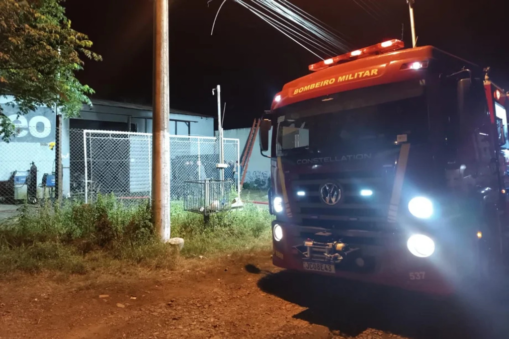 Incêndio destrói galpão de fábrica no Santo Inácio