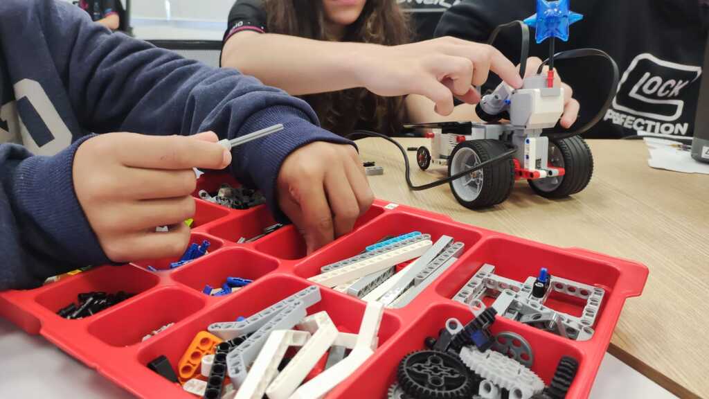 Jovens acolhidos exploram robótica com Lego dinamarquês e equipe campeã do Sesi