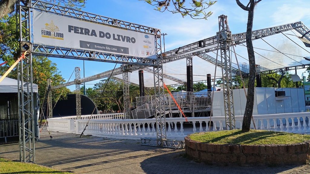 Feira do Livro começa na Praça de Esportes