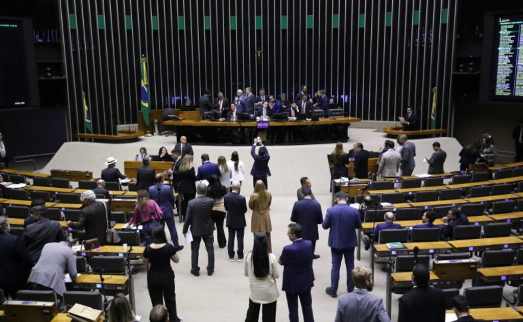 Câmara aprova PL que criminaliza uso de escudo humano