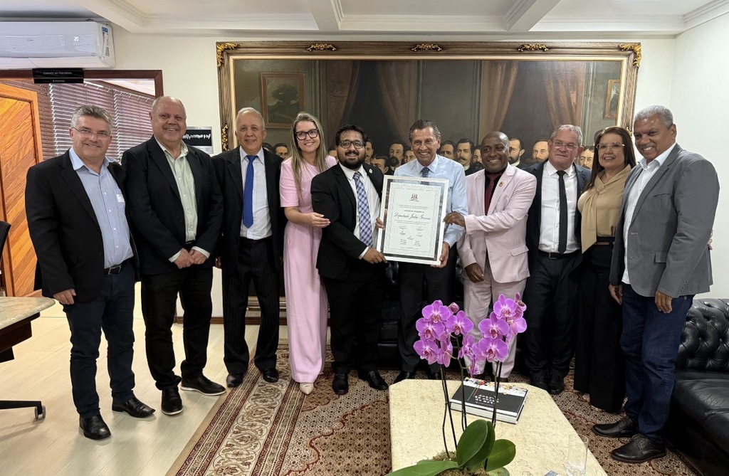 Câmara de Criciúma homenageia deputado Julio Garcia pelos 20 anos da Lei das APAEs