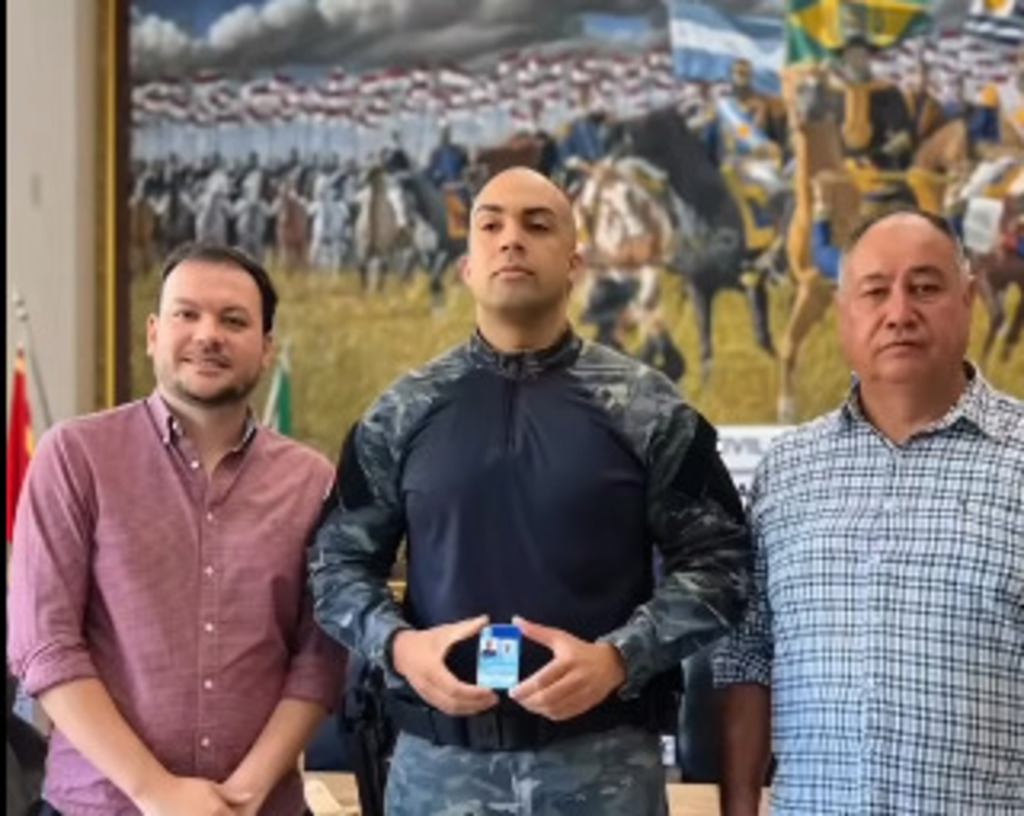 Agentes da Guarda recebem novas carteiras funcionais e equipamentos