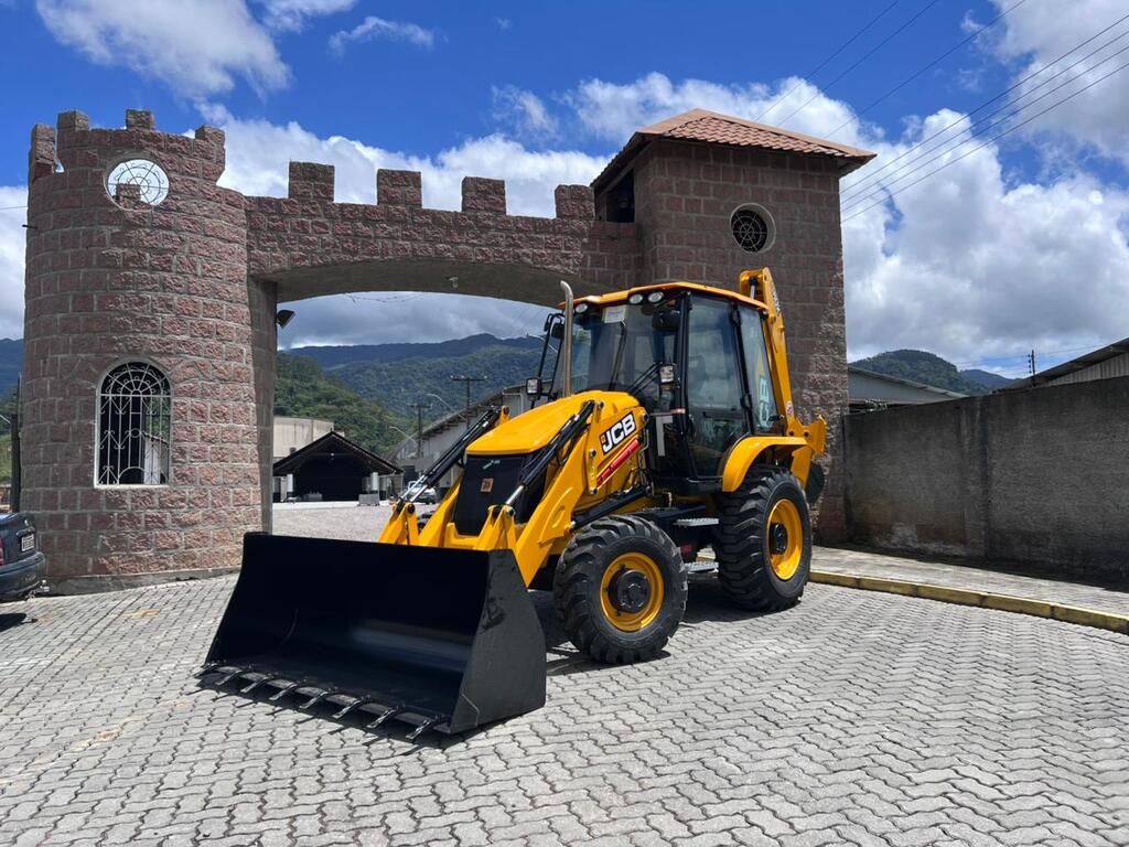 NOVA RETROESCAVADEIRA REFORÇA O SETOR DE OBRAS DE RODEIO