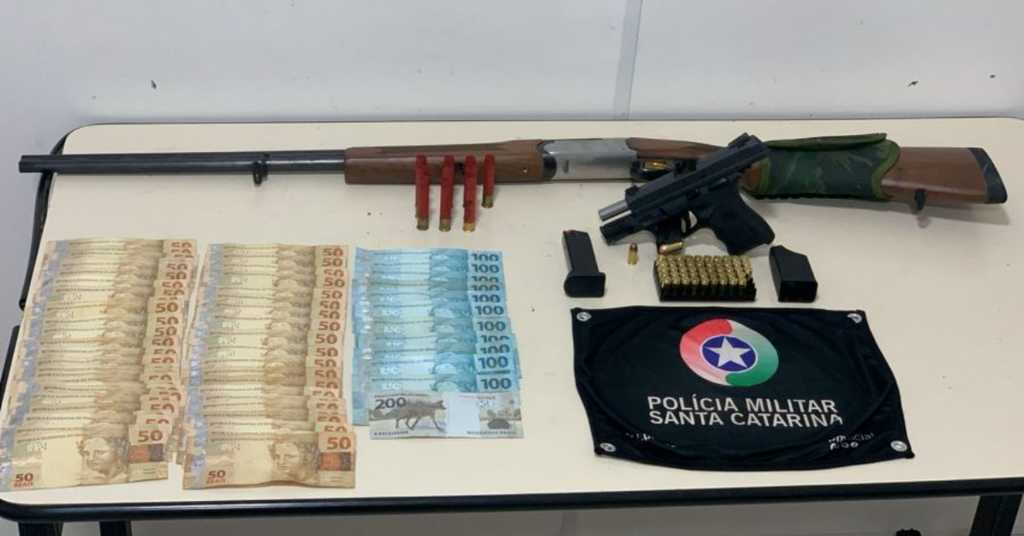 Homem ameaça policiais com arma de fogo e é preso em SC
