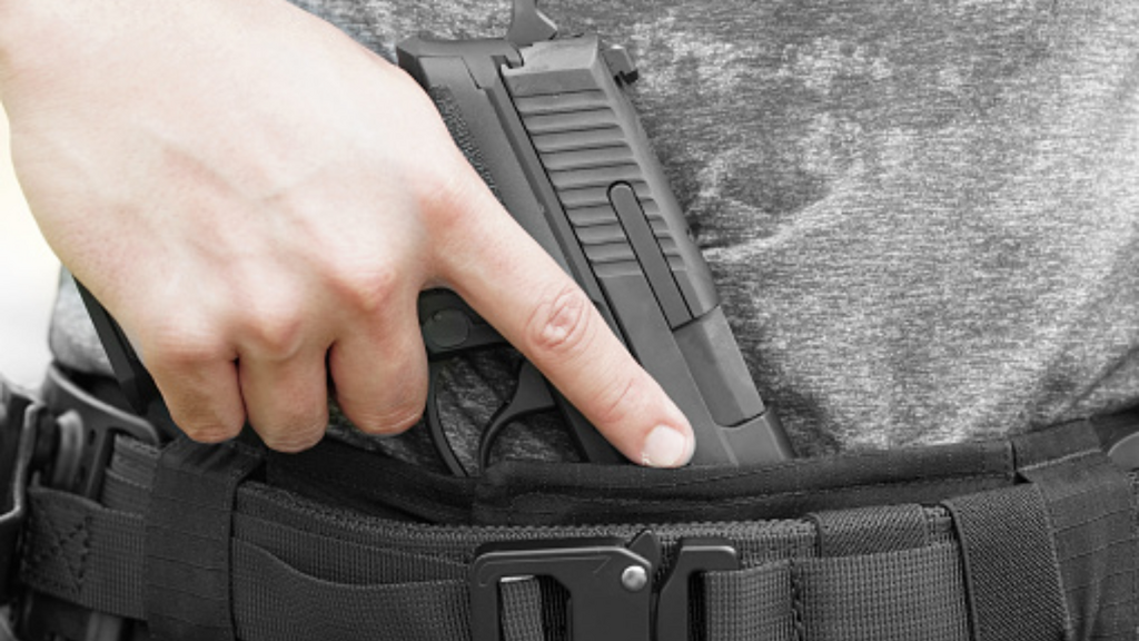 Imagem iStock - PM apreende simulacro de arma com árbitro após confusão em campo de futebol em Imbituba