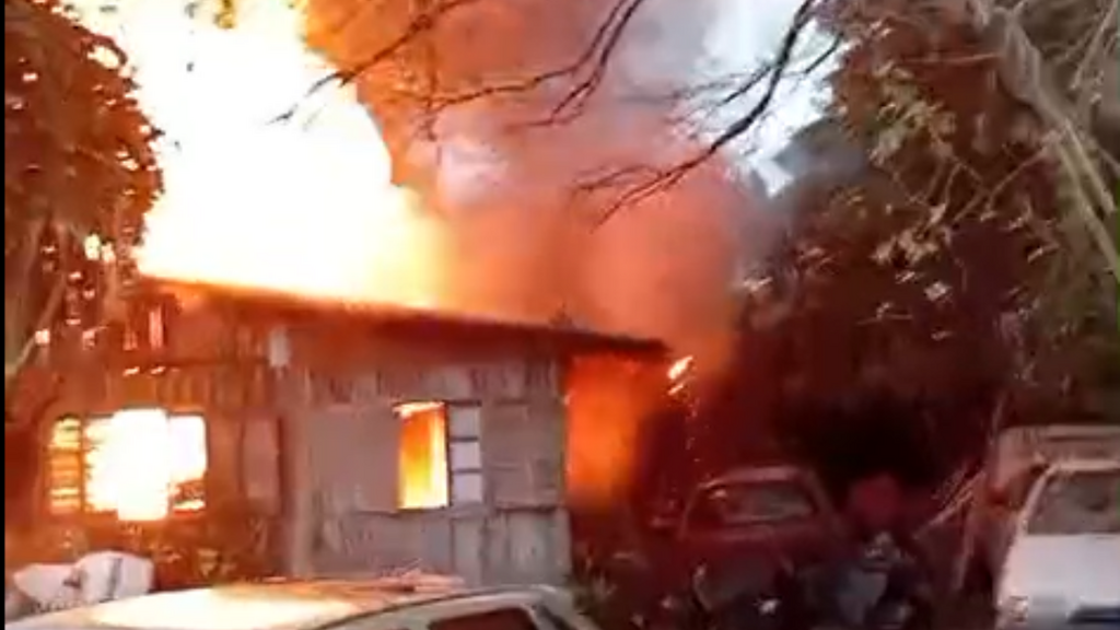 Imagem print vídeo - Família perde tudo após incêndio destruir casa no bairro Araçatuba, em Imbituba; confira o vídeo