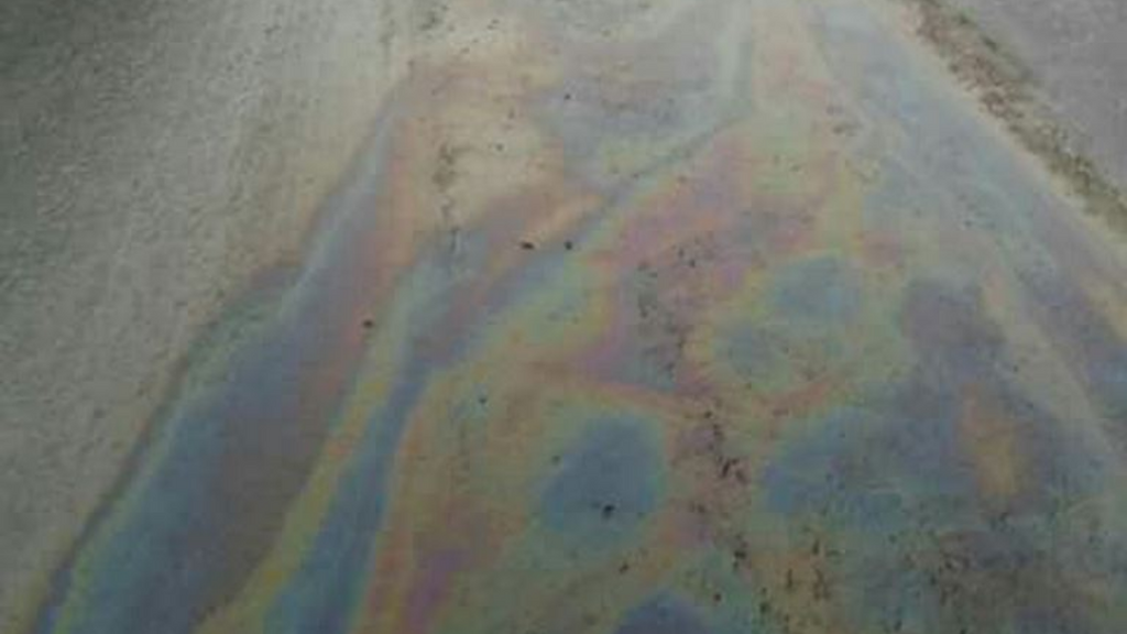 Atenção motoristas! Vazamento de óleo deixa pista escorregadia no acesso norte de Imbituba